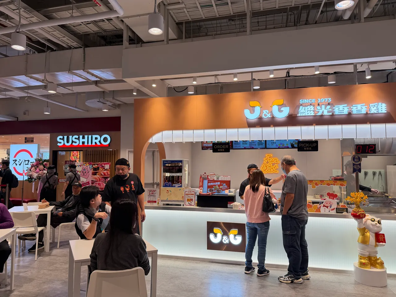 1楼餐饮品牌有寿司郎、继光香香鸡等进驻。庄伟祺摄
