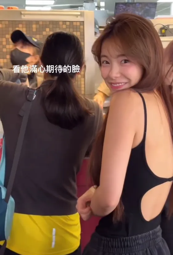 李多慧露美背排隊買丹丹，一臉興奮。翻攝82dahyeda IG
