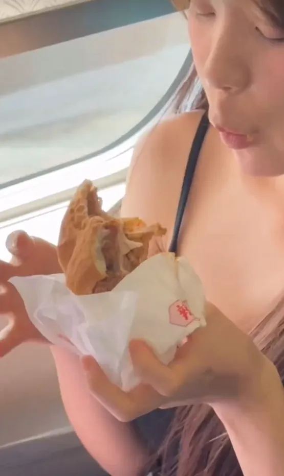 李多慧在高铁上享用丹丹汉堡。翻摄82dahyeda IG