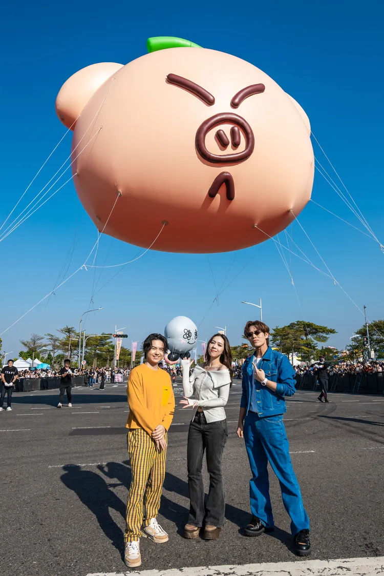 「告五人」與告五豬氣球合影。寬寬整合提供