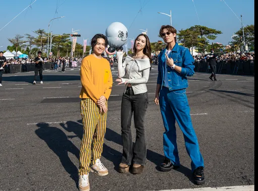 OPEN大气球游行惊见天团现身　超大猪头飞上天空