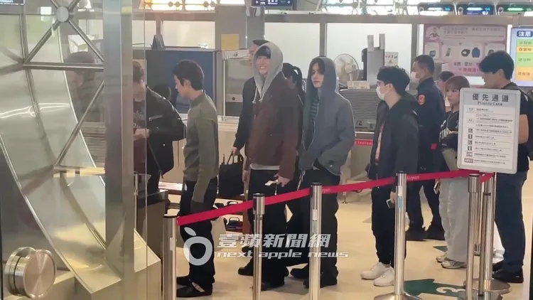 CORTIS離台，SEONGHYEON（右起）和隊長MARTIN露出大大的微笑。特勤中心攝