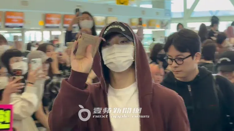 李俊昊揮手跟粉絲道別。特勤中心攝