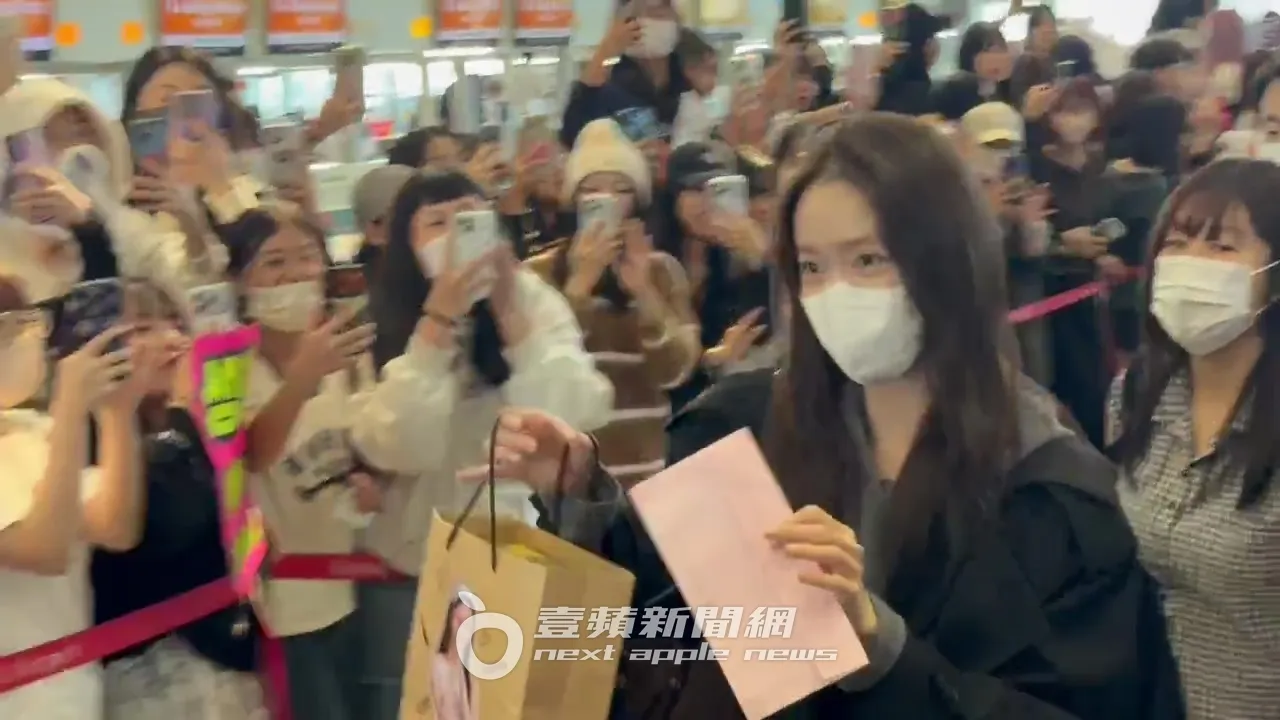 潤娥收下粉絲遞出的禮物和卡片。特勤中心攝