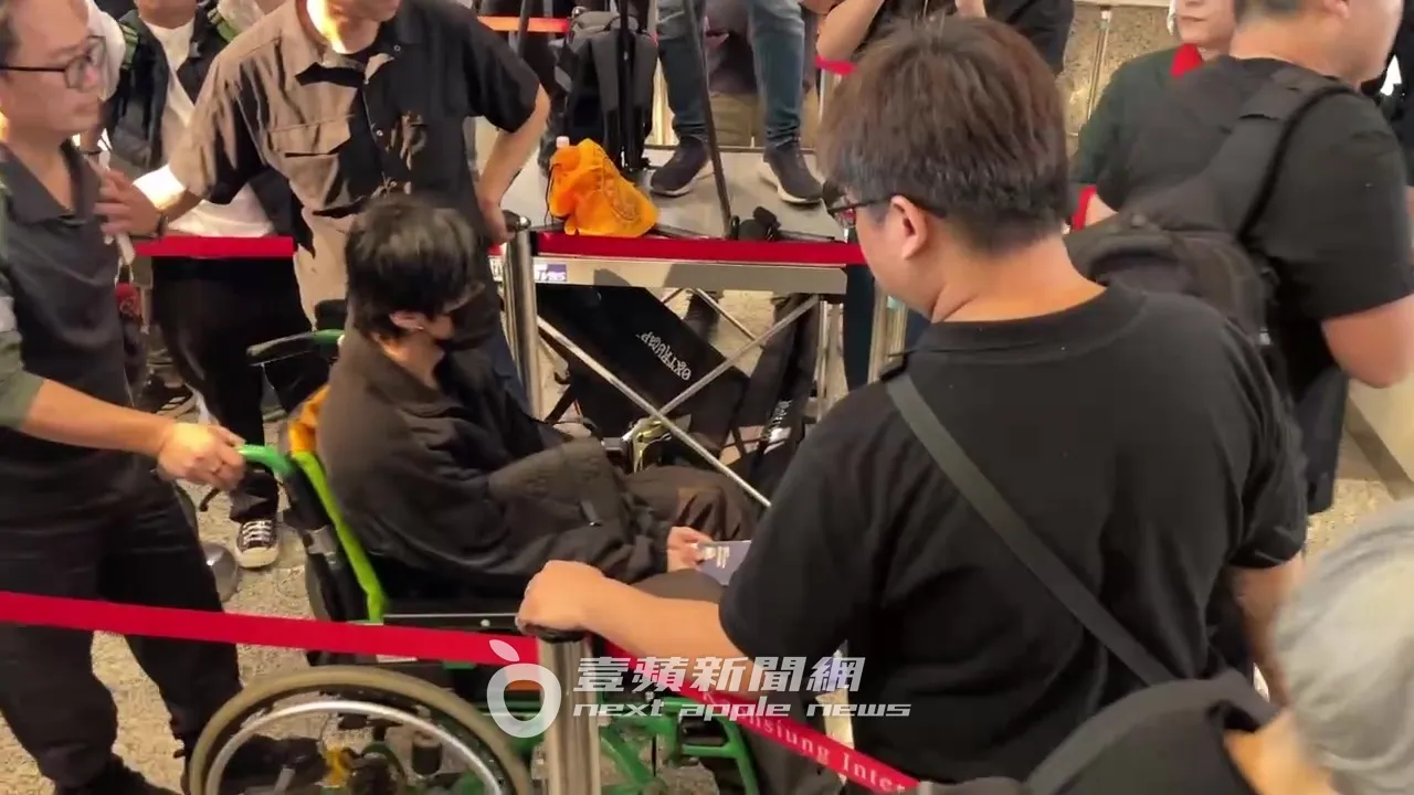 Stray Kids傷兵Lee Know坐輪椅離台。特勤中心攝