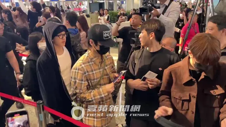 Stray Kids今天離台，隊長方燦戴眼鏡走在最後。特勤中心攝