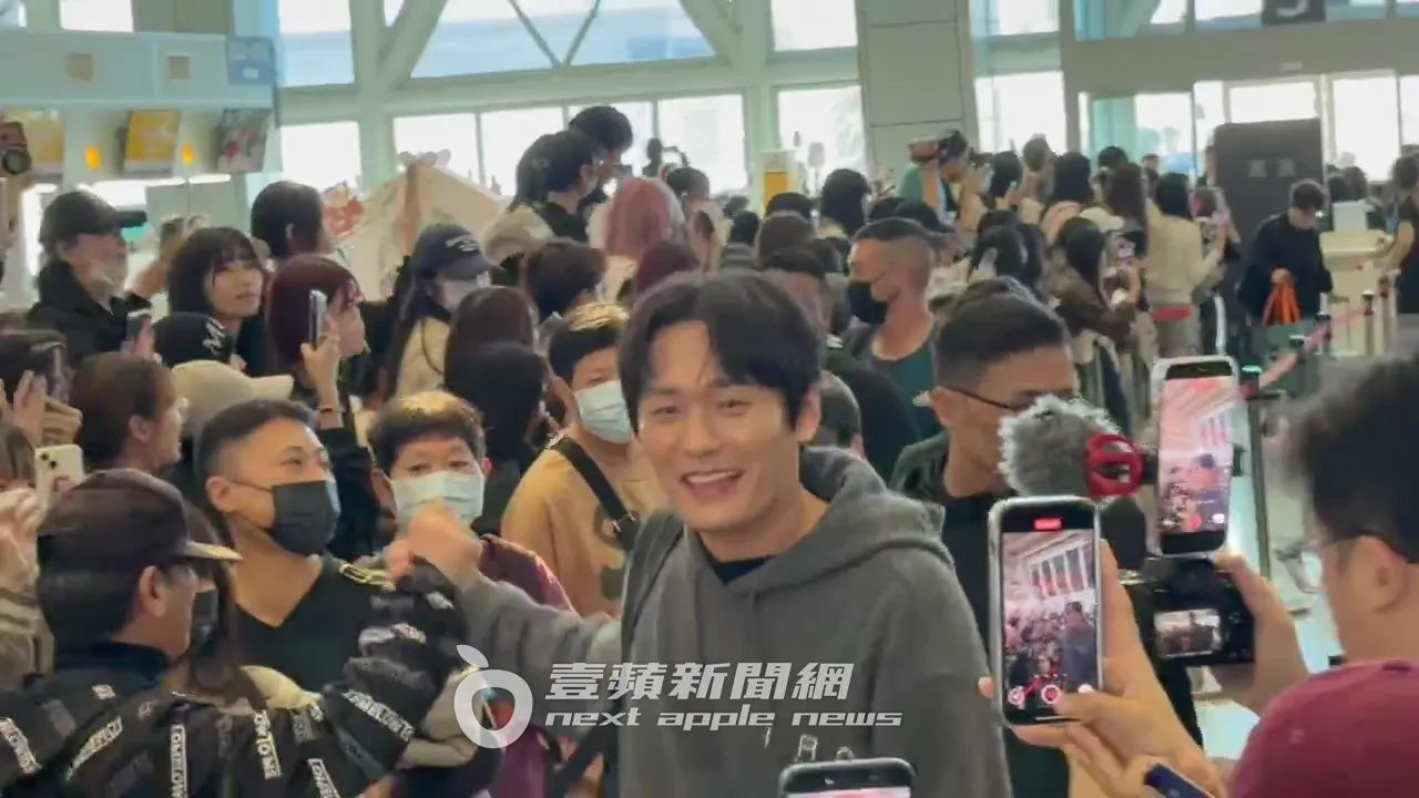 《苦盡柑來遇見你》崔大勳沿路跟粉絲擊掌。特勤中心攝