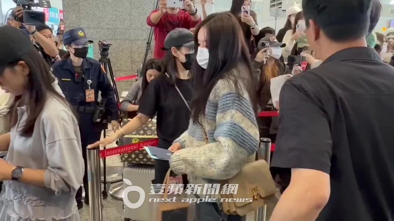 惠利手上拿著粉絲給的信。特勤中心攝