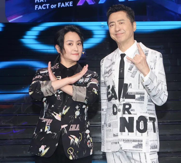 《哈！真相大白了》主持人哈林庾澄慶與海裕芬合影。公視提供