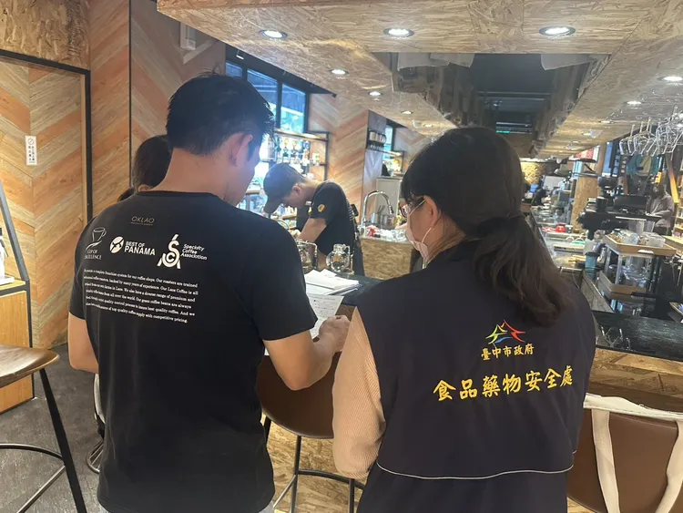 台中市政府依違反食安法移送台中地檢偵辦，並討論是否取消「十大伴手禮」資格。中市府提供