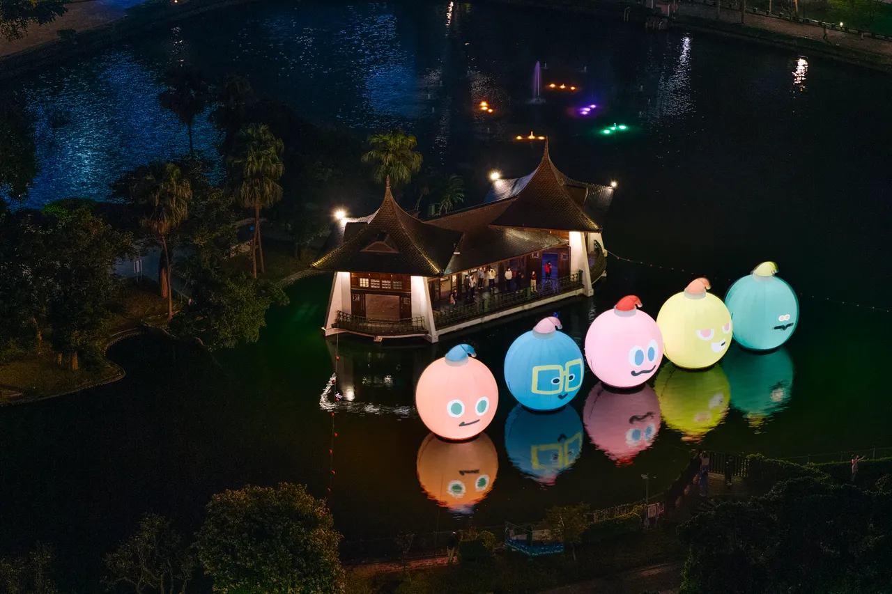 台中公园的五球应景戴上耶诞帽。相信音乐提供