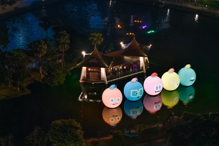 台中公園的五球應景戴上耶誕帽。相信音樂提供