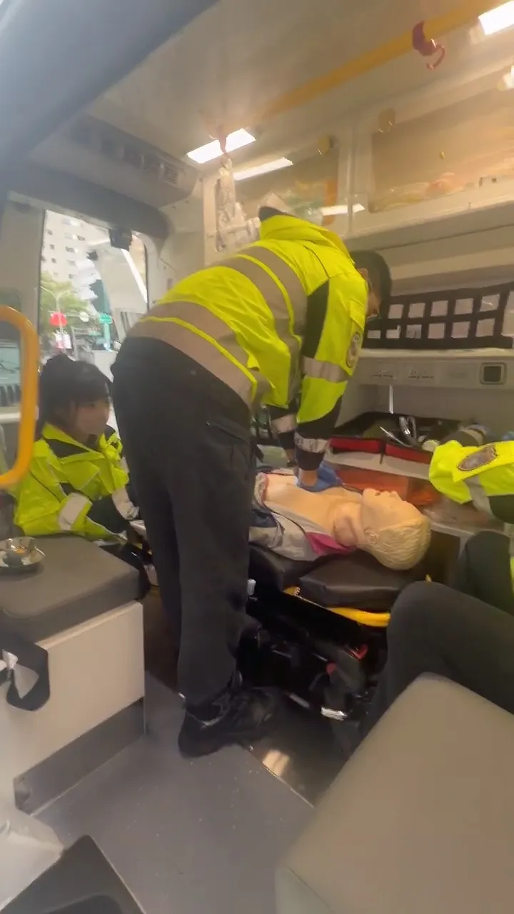 愛爾麗集團捐贈台中市消防局的救護車，內部空間寬敞，方便救護人員操作。民眾提供