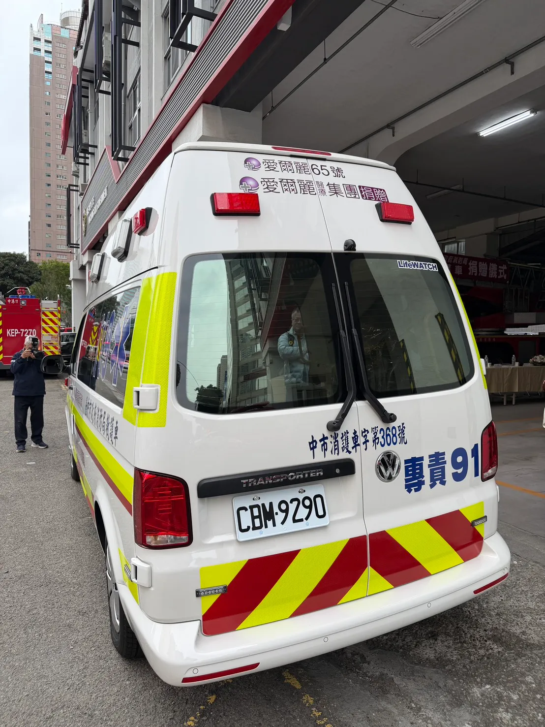 「爱尔丽65号」救护车上午正式捐赠台中市消防局。民众提供