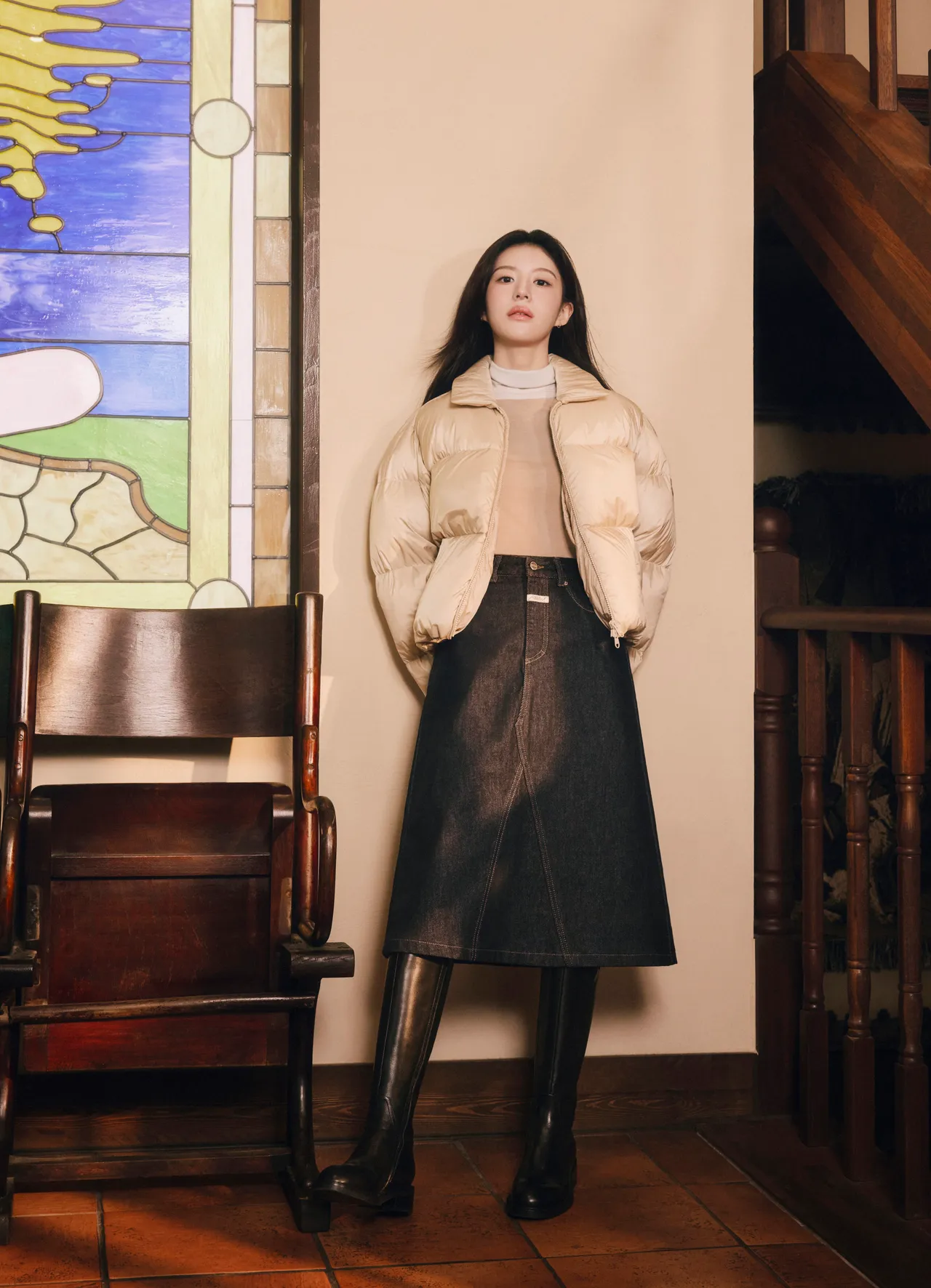 高允贞以羽绒外套搭配牛仔中长裙、长靴，相当时髦有型。品牌提供