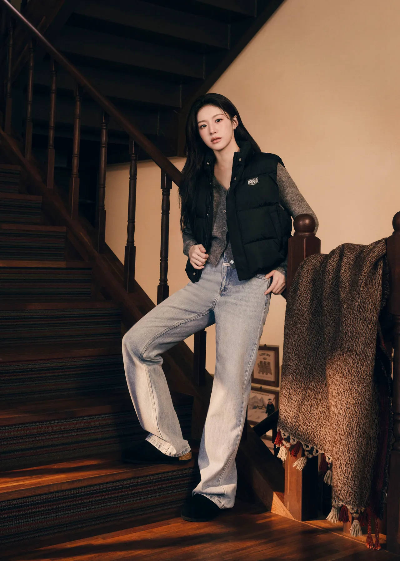 高允贞以羽绒背心叠搭针织上衣、牛仔裤。品牌提供