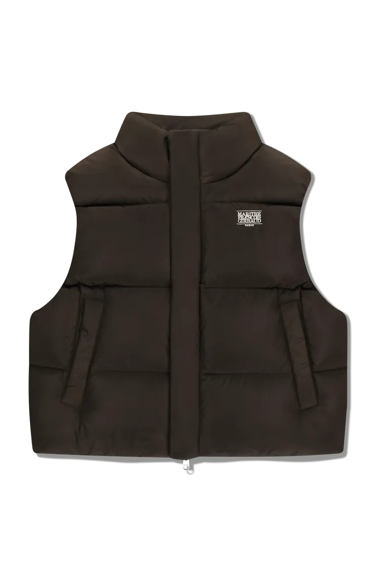 M+FG經典LOGO短版羽絨背心，5590元。品牌提供