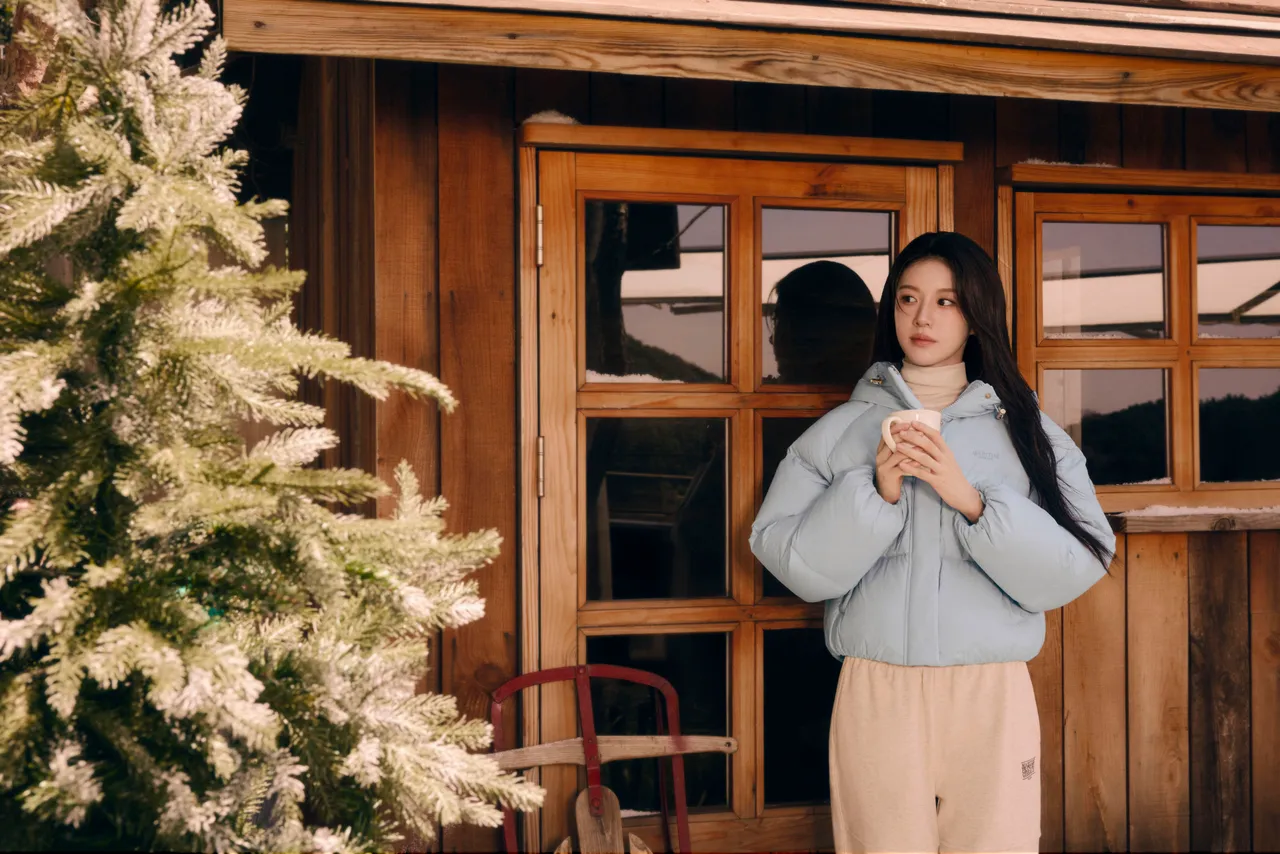 高允贞演绎温暖舒适的秋冬造型。品牌提供