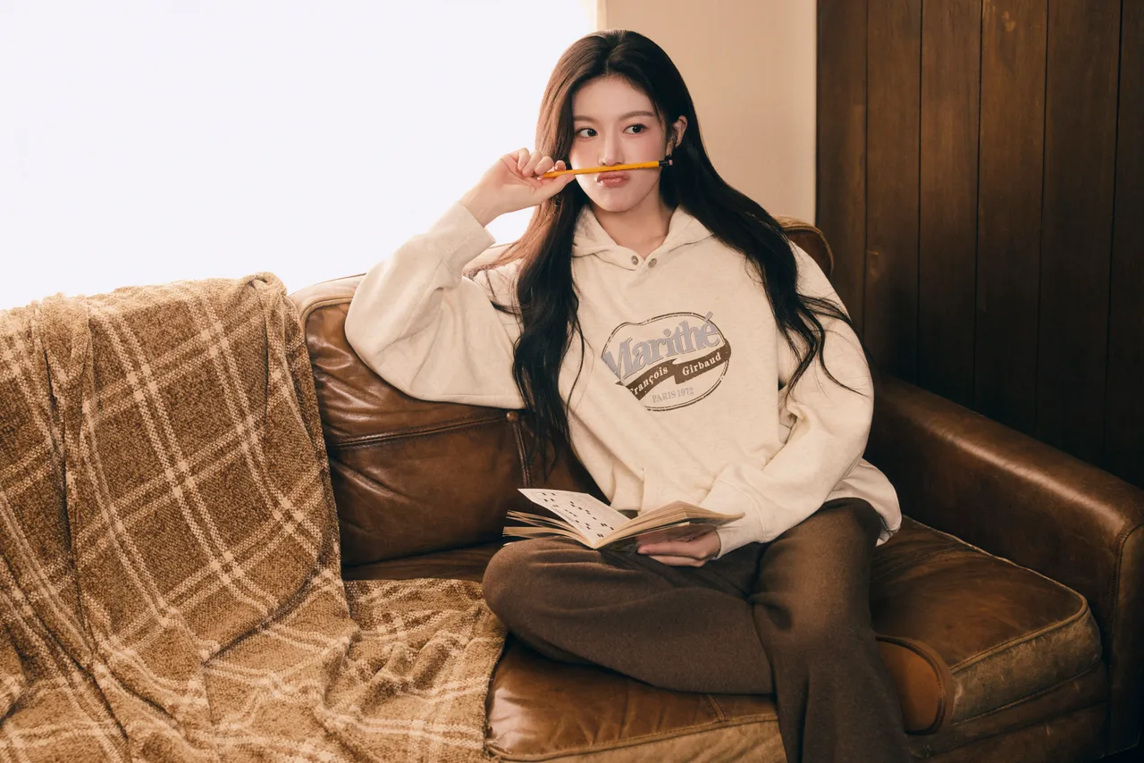 高允贞以连帽大学T配上棉裤穿出冬日轻松氛围。品牌提供