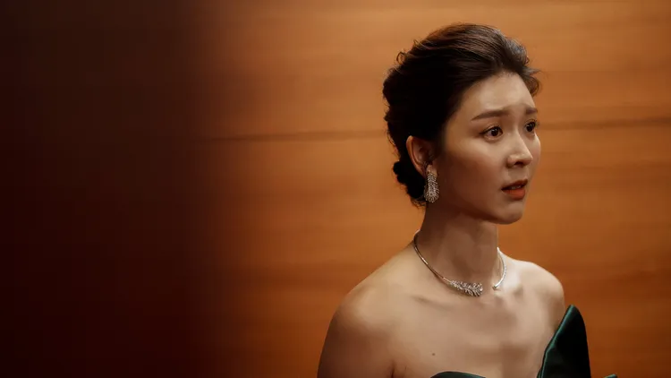 《雙囍》中混亂的婚禮讓新娘余香凝忍不住質問。水花電影提供