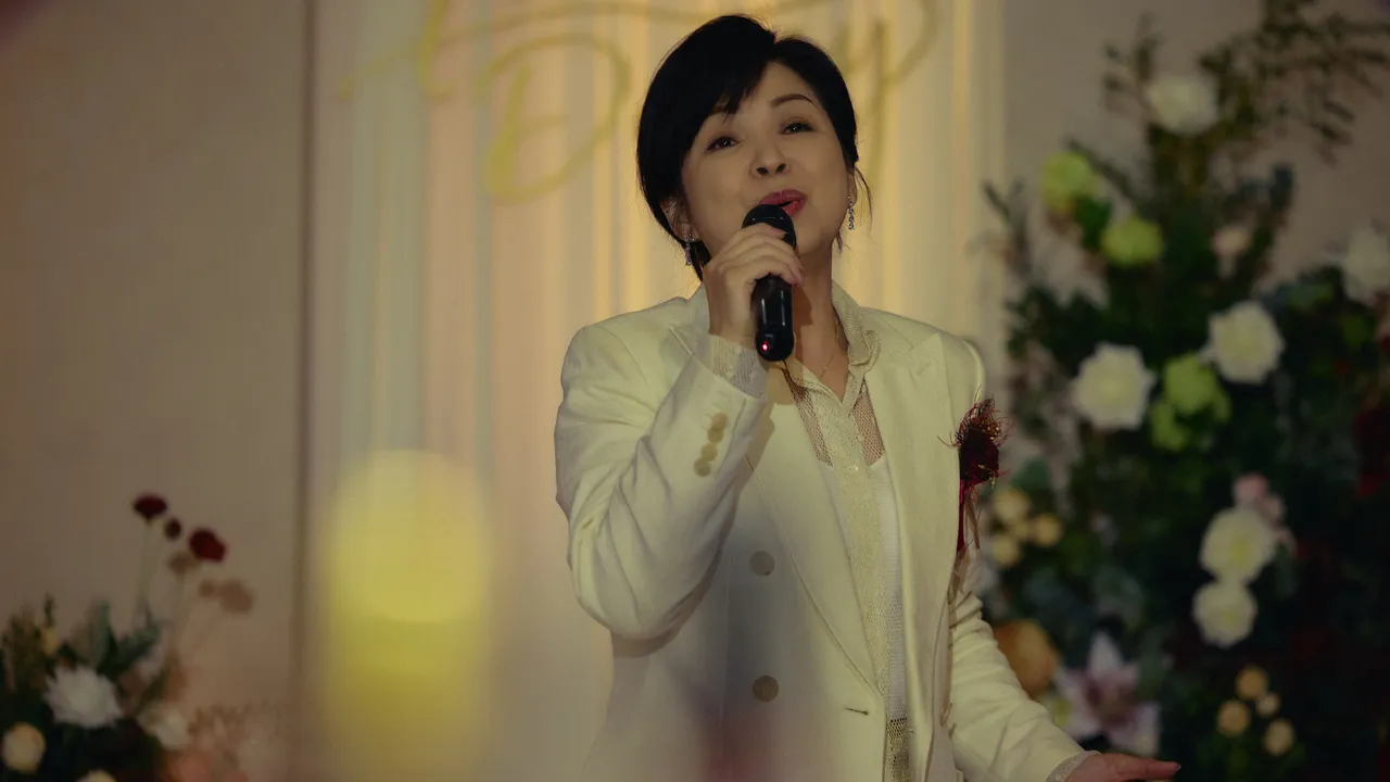 杨贵媚在《双囍》重感冒抱病开金口献唱。水花电影提供