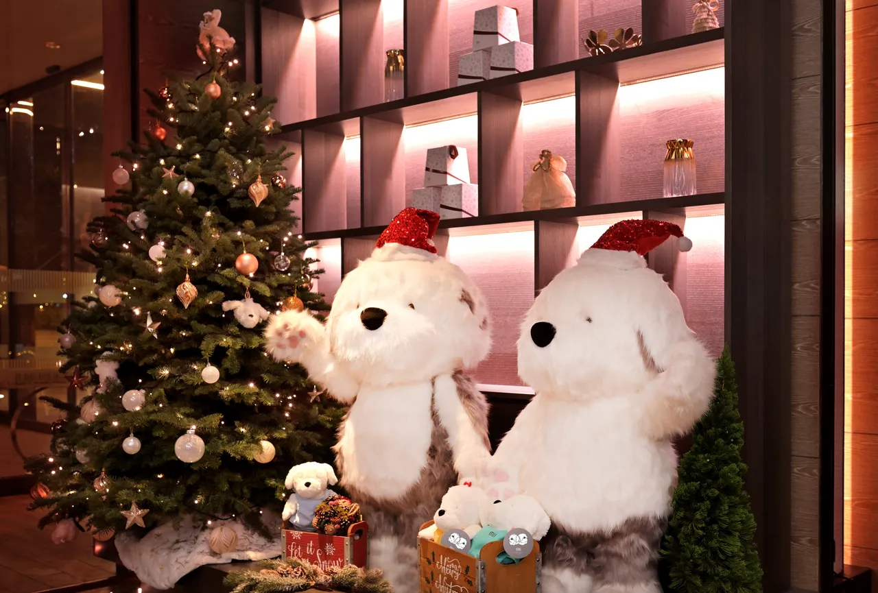 礁溪寒沐酒店为欢庆圣诞节，将超人气吉祥物「MU酱」与「MUMU酱」换上圣诞装扮，邀请宾客拍照打卡，一同度过温馨圣诞佳节。礁溪寒沐酒店提供