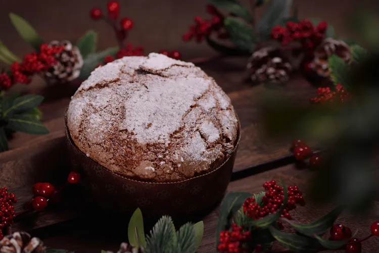 義大利經典聖誕麵包「潘納朵尼」450元，鬆軟麵包體包裹蜜漬柑橘與葡萄乾，果香濃郁、口感層次豐富。礁溪寒沐酒店提供