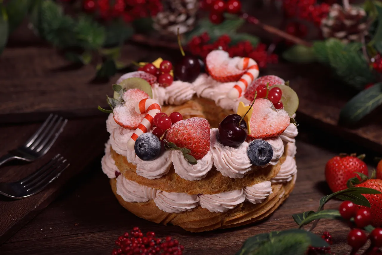 「北海道莓好圣诞花圈」6吋980元，以泡芙底搭配北海道鲜奶油与新鲜水果，口感清爽细致，整模花圈造型缤纷应景。礁溪寒沐酒店提供