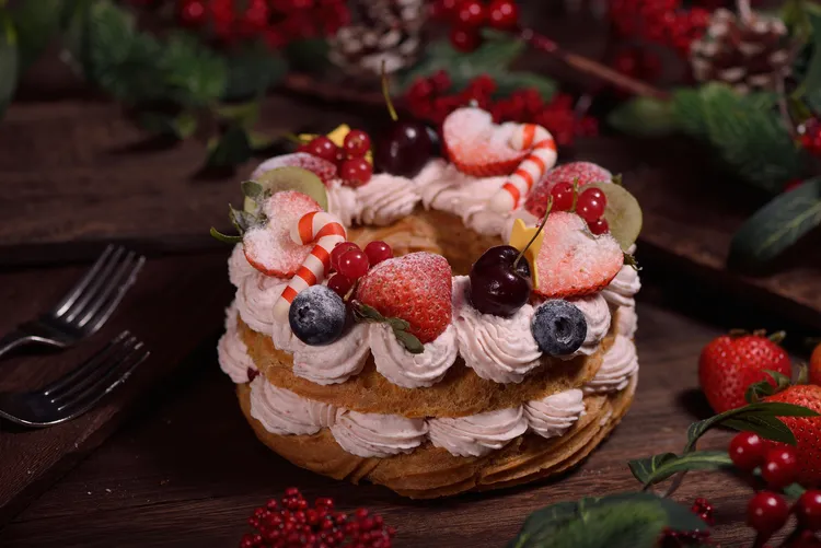 「北海道莓好聖誕花圈」6吋980元，以泡芙底搭配北海道鮮奶油與新鮮水果，口感清爽細緻，整模花圈造型繽紛應景。礁溪寒沐酒店提供