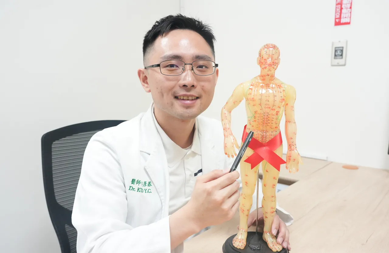 郭彦碁医师提醒，若孩童或青少年反复腹痛但检查正常，可能与绪、压力有关。光田医院提供