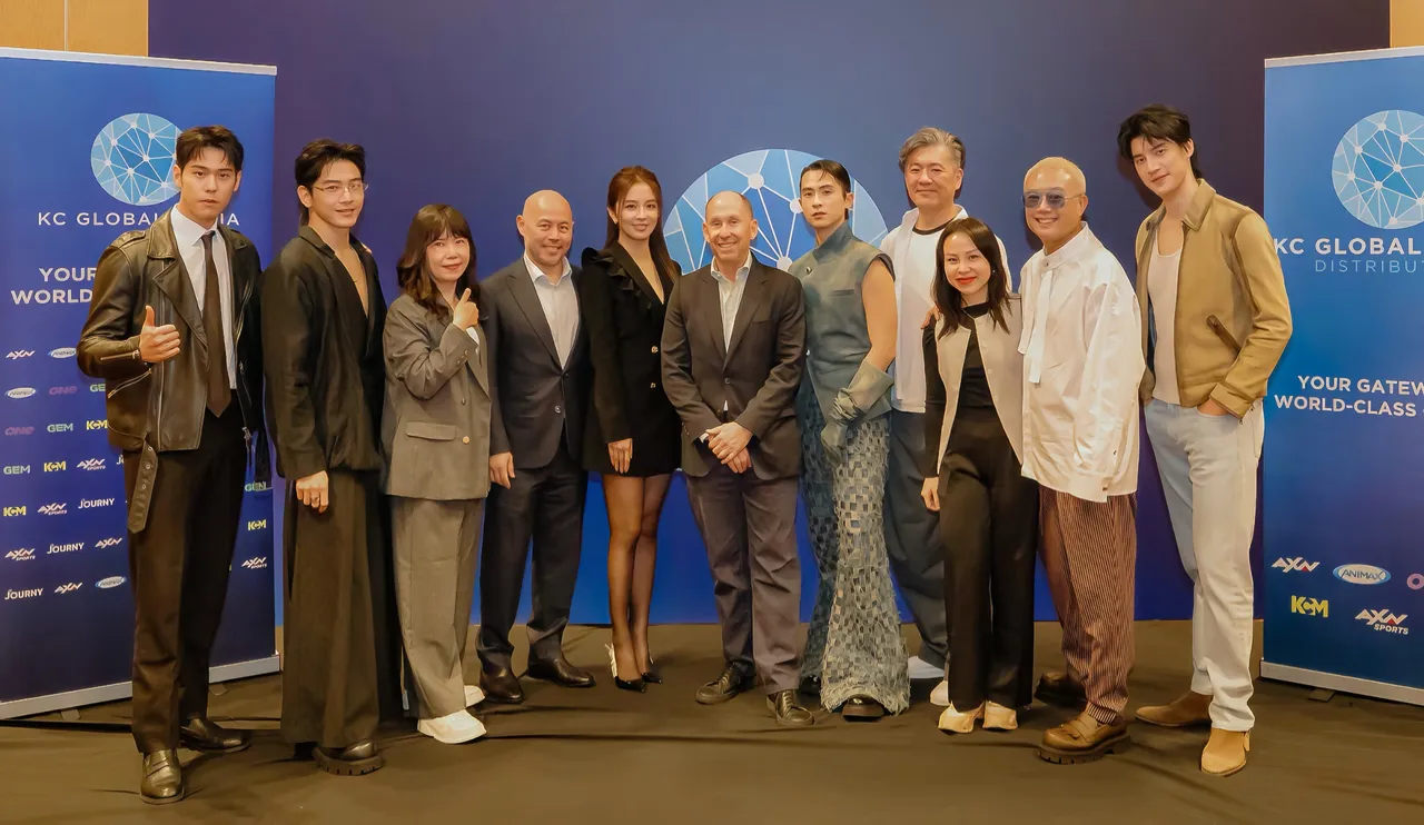 演员周予天（左起）、张立昻、监制张正芬、AXN总裁暨George Chien执行长、演员周晓涵、Andy Kaplan 董事长、石知田、导演郝心翔、KC GLOBAL MEDIA ASIABonnie Wiryani、内容行销暨销售副总裁监制辛志谕、演员罗宏正。KC GLOBAL MEDIA ASIA提供