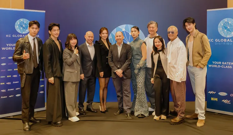 演員周予天（左起）、張立昻、監製張正芬、AXN總裁暨George Chien執行長、演員周曉涵、Andy Kaplan 董事長、石知田、導演郝心翔、KC GLOBAL MEDIA ASIABonnie Wiryani、內容行銷暨銷售副總裁監製辛誌諭、演員羅宏正。KC GLOBAL MEDIA ASIA提供