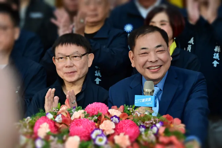 陈见贤(右)已宣布参选新竹县长。陈见贤团队提供