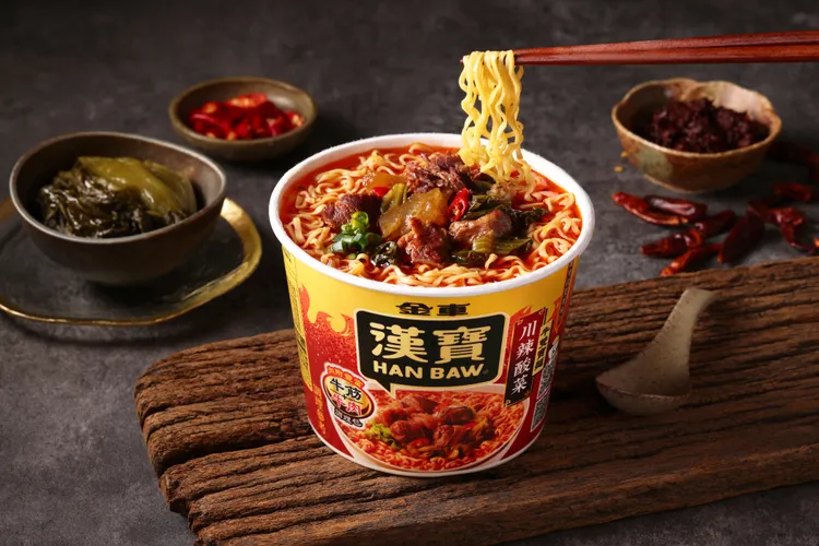 金車漢寶碗麵新品川辣酸菜牛雙寶麵，以甘醇香辣的郫縣豆瓣為基底，融合藤椒與花椒香氣，湯底香麻帶勁，展現道地重慶風味。業者提供