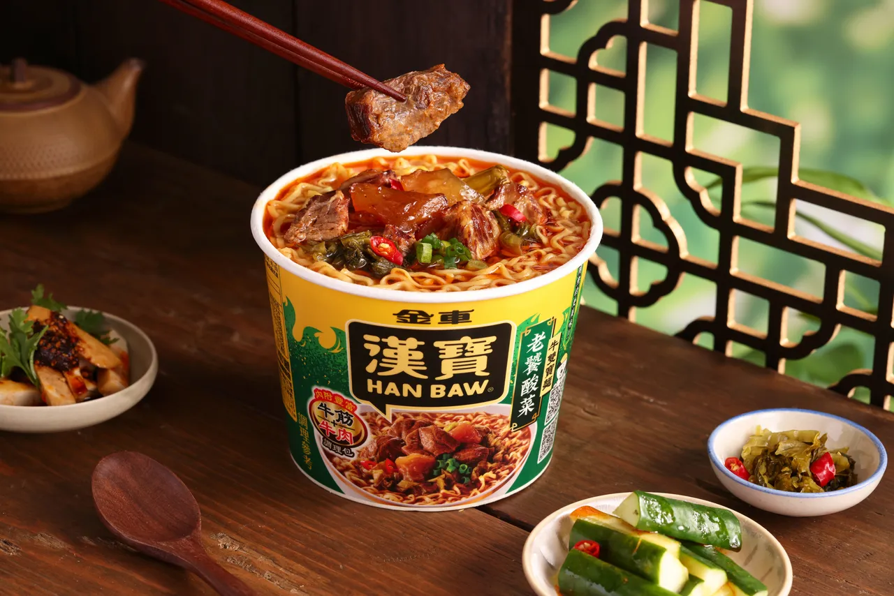 金车汉宝碗面新品老饕酸菜牛双宝面，严选厚切牛肉与牛筋慢火炖煮，搭配经典客家酸菜提味，汤头浓郁、肉质软嫩入味，完美呈现川味与酸菜的经典结合。业者提供