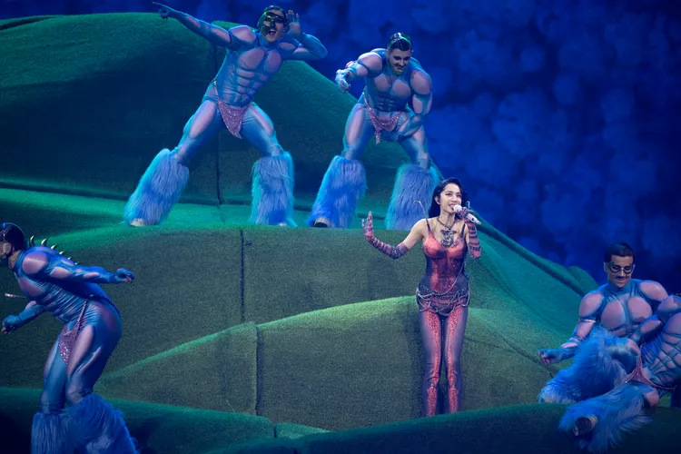 Jolin的甜蜜歌聲喚醒主舞台上可愛的「綠丘巨人」跟著舞動。凌時差提供