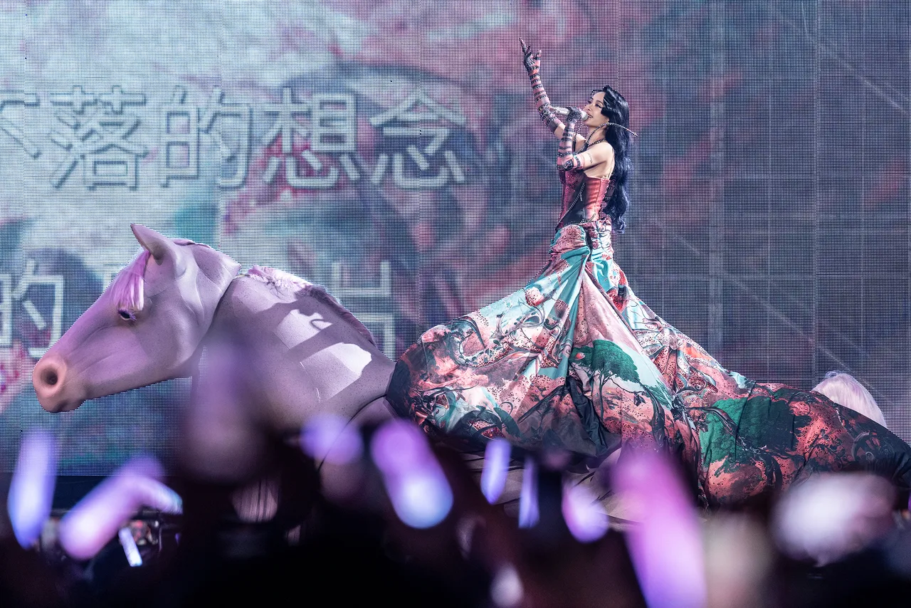 蔡依林跨年夜最美维纳斯　驾驭3层楼高飞马一句「脑公」4万人融化