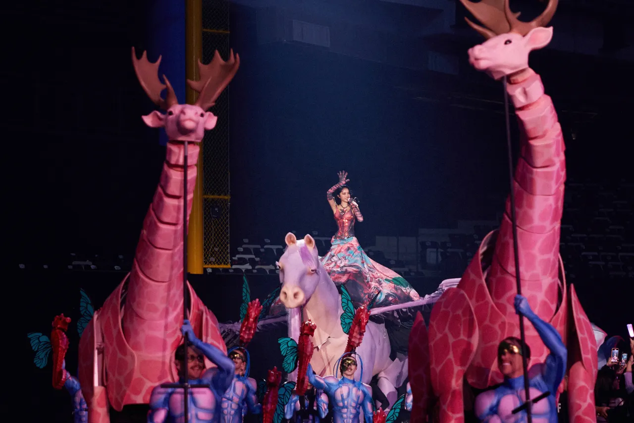 Jolin变身「幻境维纳斯」，身穿长达3公尺的七彩长裙出场。凌时差提供