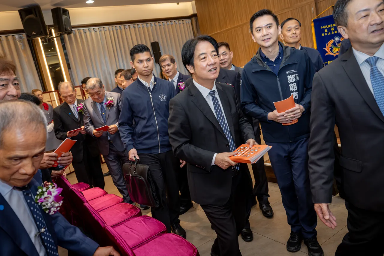 肯定宪兵捍卫国安　赖清德发小橘书「让国人知道如何自保、助人」