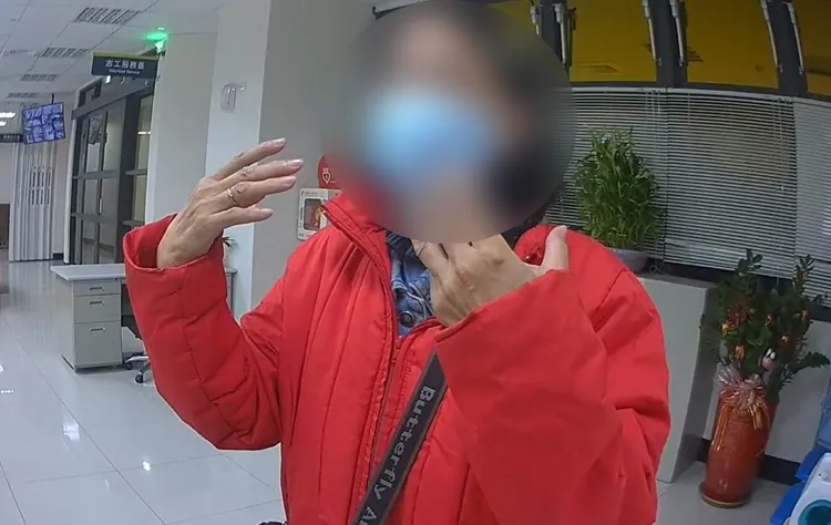 57歲林女被自稱「戰地醫生」James加好友追求，但對方的詭異舉動引起林女懷疑，她趕忙求助警方。翻攝畫面