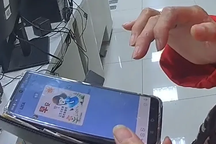 57歲林女被自稱「戰地醫生」James加好友追求，但對方的詭異舉動引起林女懷疑，她趕忙求助警方。翻攝畫面