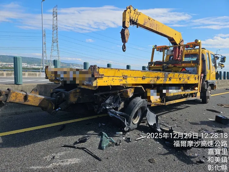 轎車先追撞拖吊車再被聯結車撞擊。民眾提供