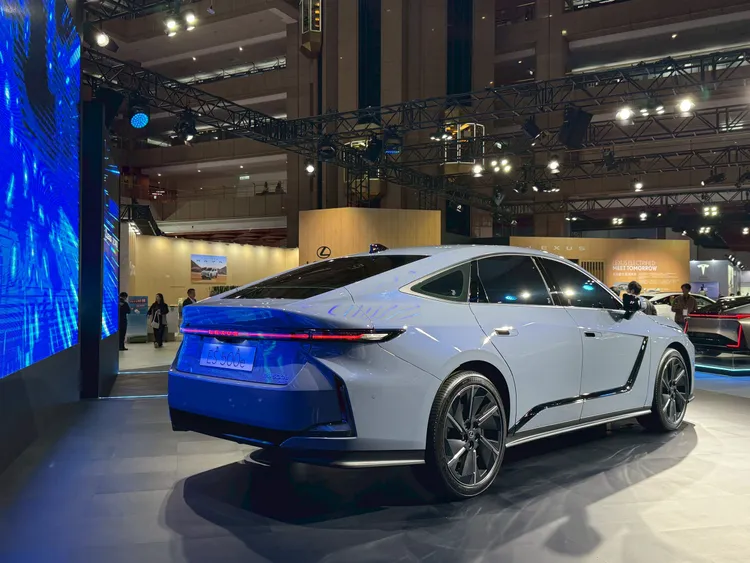 現場展出的ES 500e搭載DIRECT4 AWD電子式四輪傳動系統。林浩昇攝