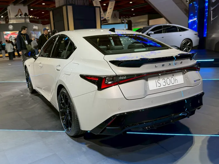 F SPORT車型則進一步加入專屬運動化套件，包含更銳利的前後下保桿、運動化尾翼、專屬徽飾，以及19吋BBS輕量化鋁圈搭配紅色煞車卡鉗等。林浩昇攝