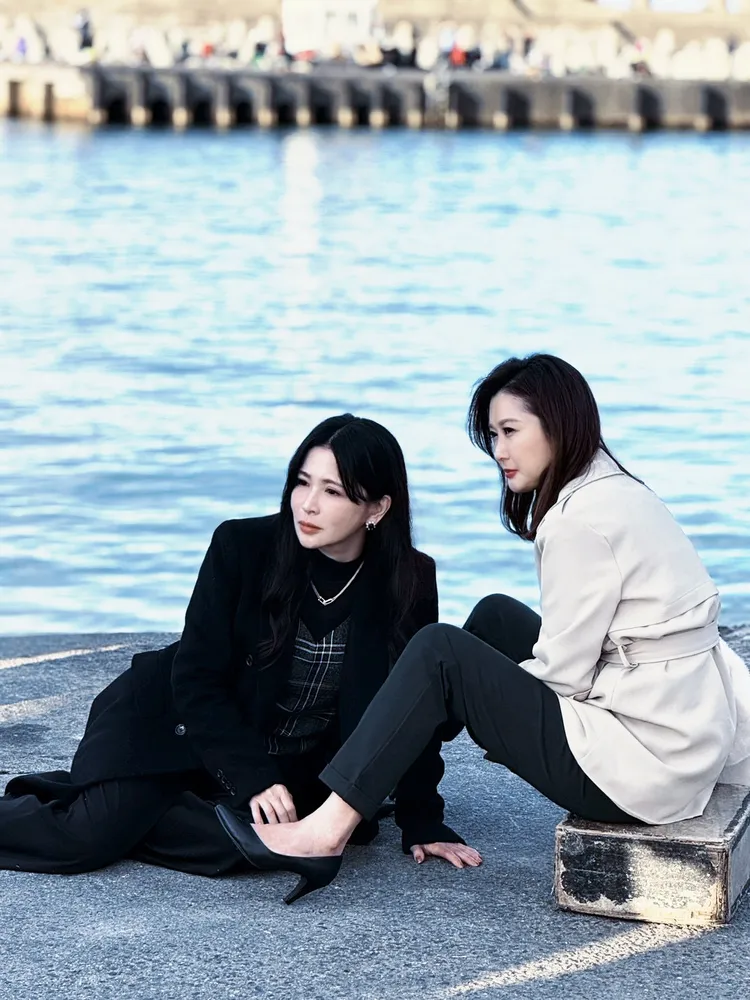 日前播出德馨（左）為替陳珮騏解圍、直接「神明上身」的名場面。三立提供