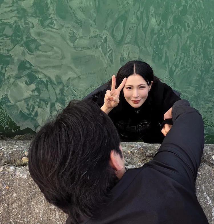 天氣冷，德馨下海拍戲。三立提供