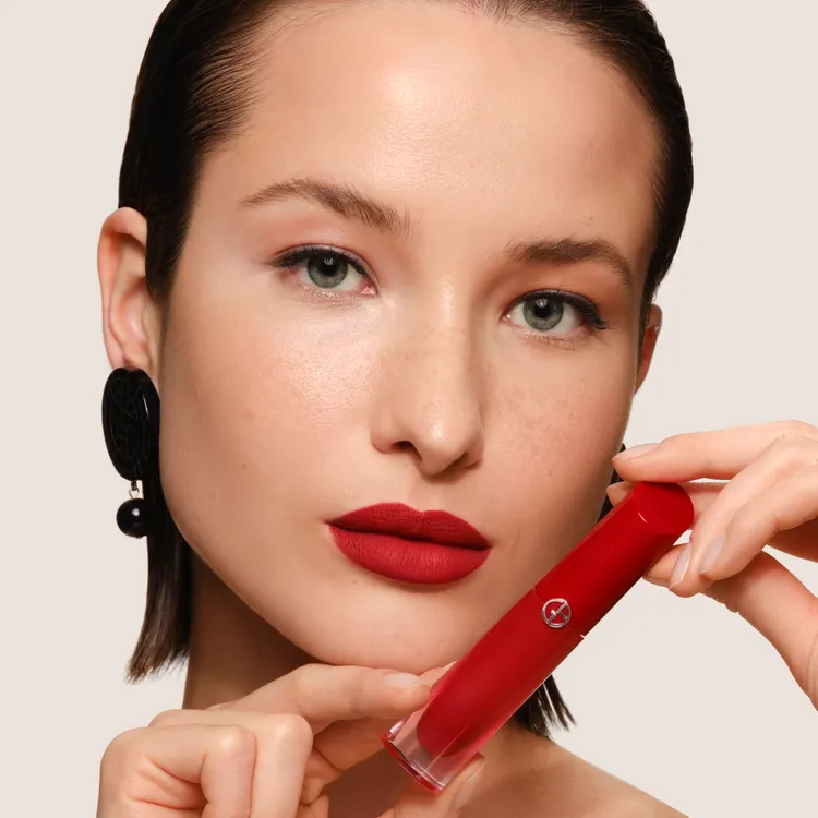 #400裸紗正紅。品牌提供