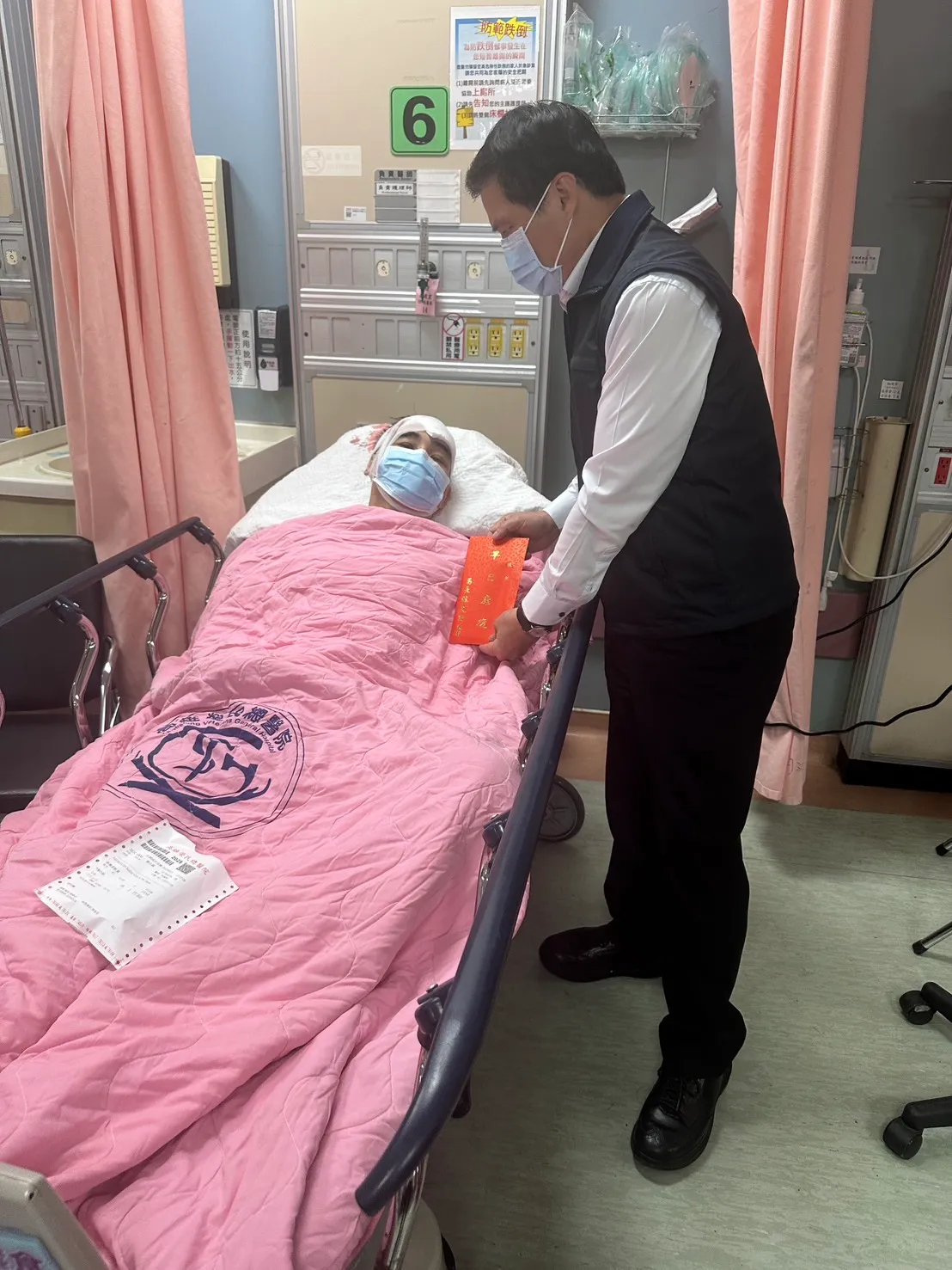 高雄市警察局长林炎田到医院去探视谢金霖。翻摄画面