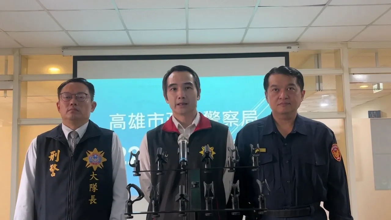 谢金霖(中)８日出席记者会。翻摄画面