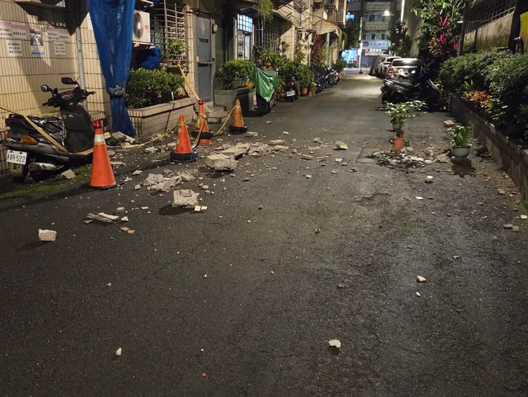 宜蘭外海發生規模7.0地震，板橋區一處巷弄驚傳磁磚、水泥塊坍落。Threads網友「@teresa_wu1208」授權提供
